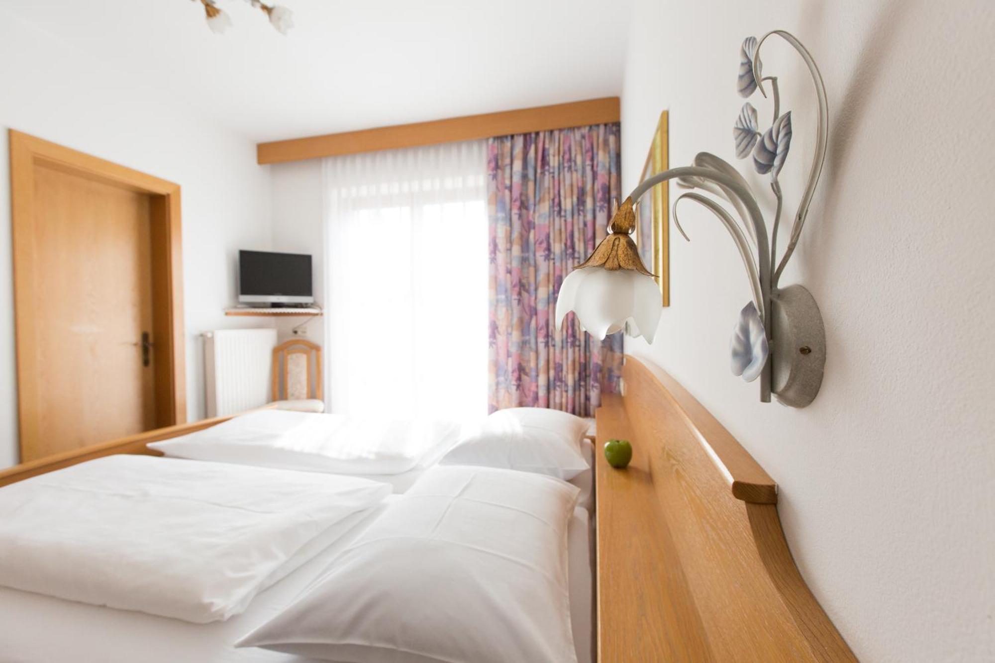 Linghof Bed & Breakfast Tirolo Bagian luar foto