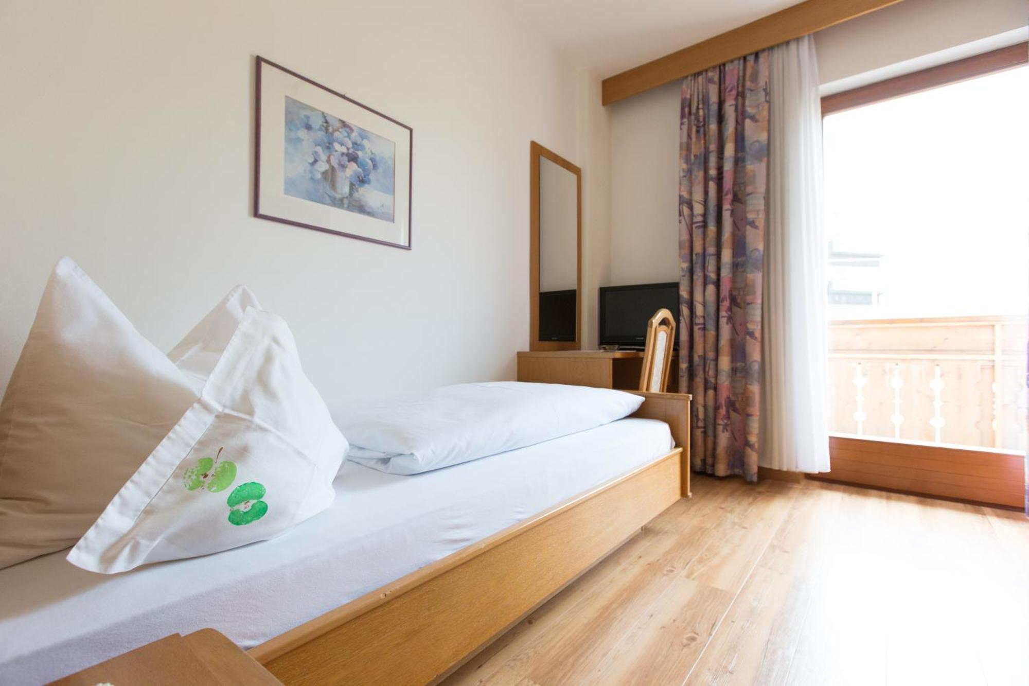 Linghof Bed & Breakfast Tirolo Bagian luar foto